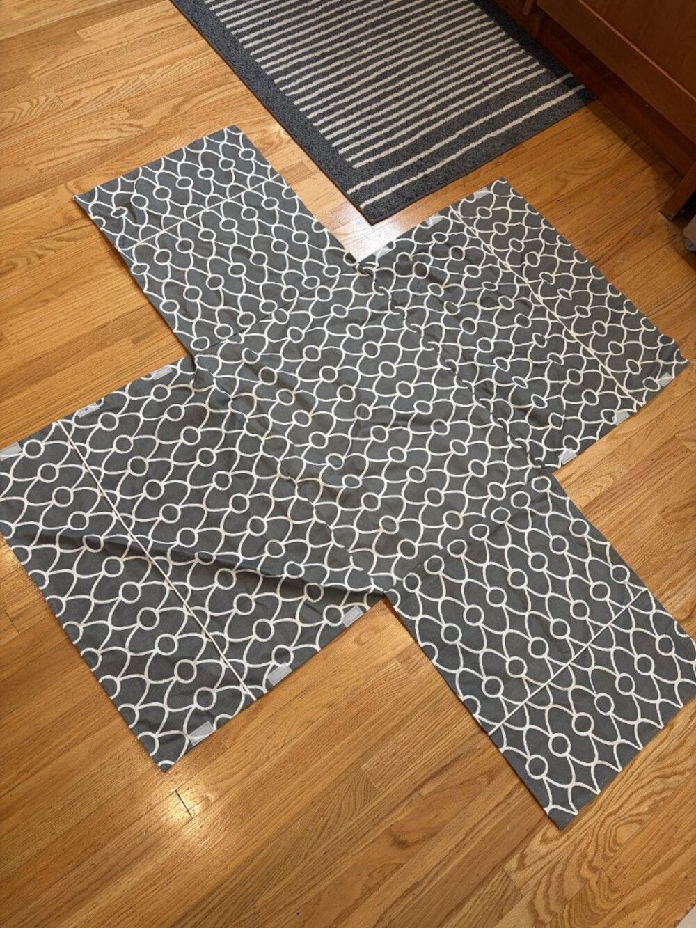 Like new! Grey and white geometric dog crate cover, 24L x 18W x 19H - Picture 3 of 8